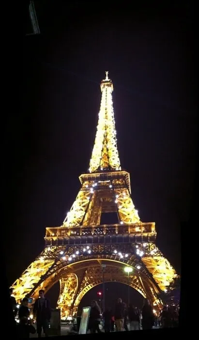 מגדל אייפל מואר