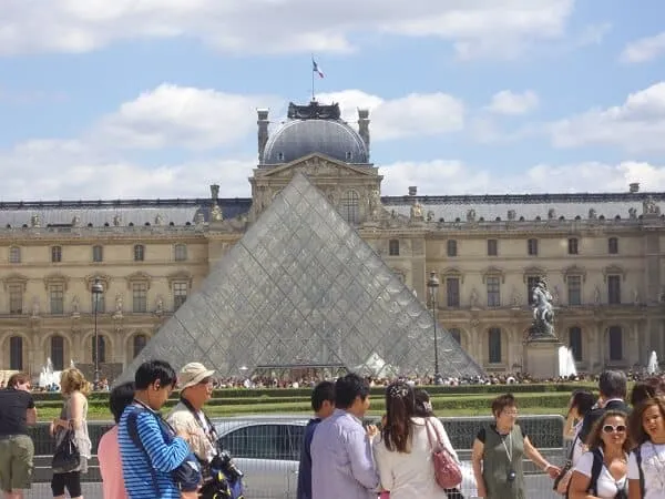 מוזיאון הלובר האדיר