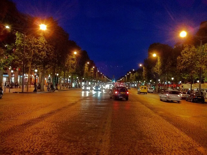 שאנז אליזה בלילה