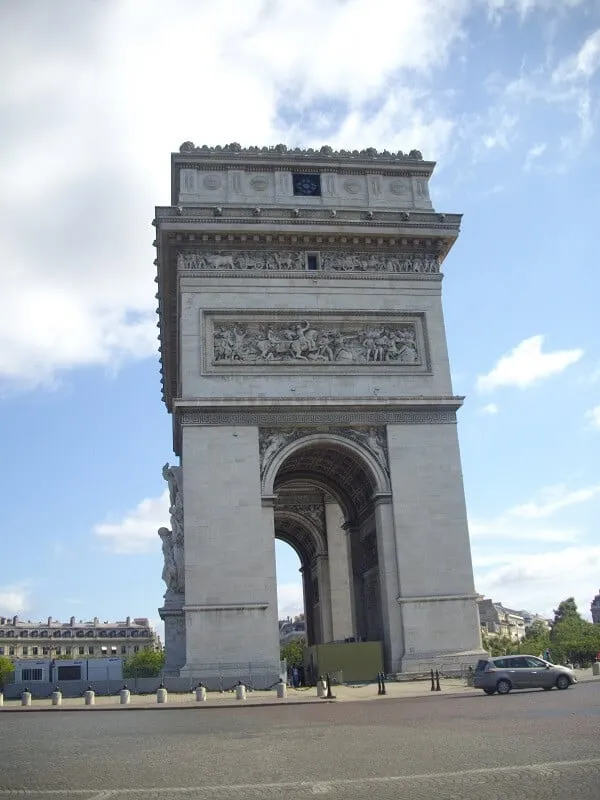 צילום מהצד של שער הניצחון - פריז