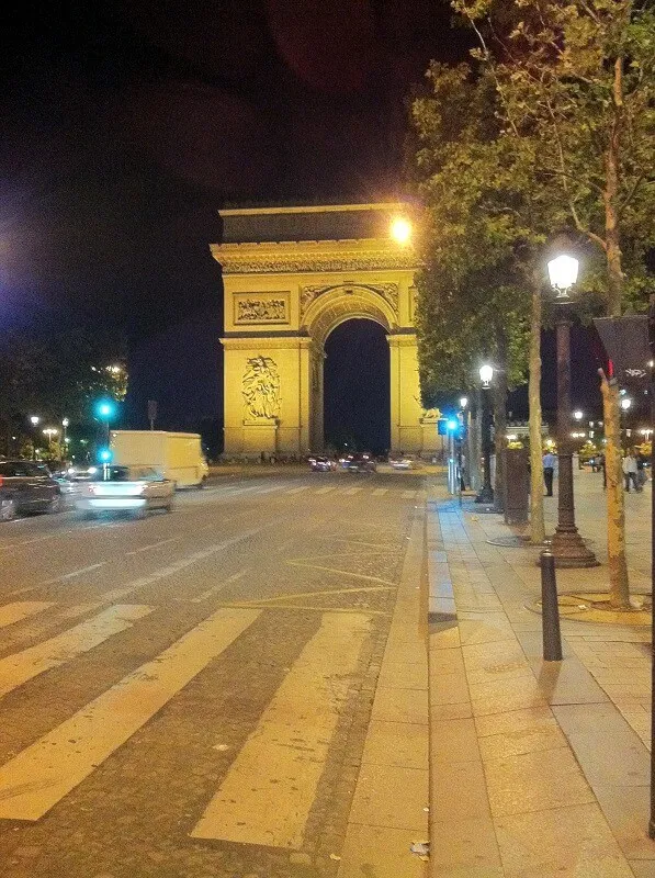 שער הניצחון בלילה